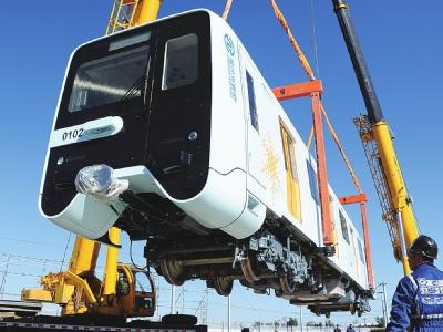 耐高寒地鐵列車入軌，吊裝機(jī)械顯神威